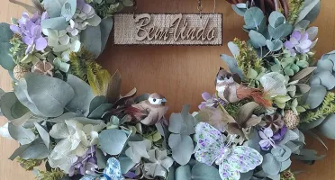 Guirlanda rústica com flores desidratadas