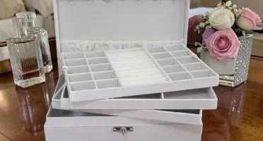 Porta Joias Grande em Suede Off White