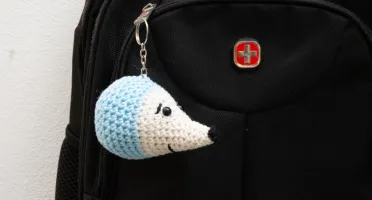 Chaveiro ouriço em amigurumi