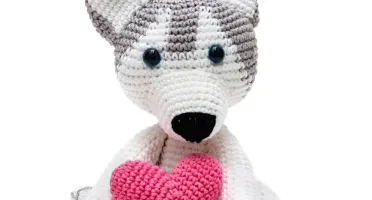 Husky com coração em amigurumi