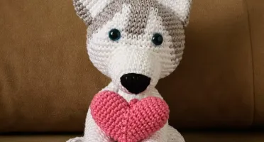 Husky com coração em amigurumi