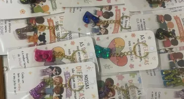 Kit 10 Chaveirinhos mini letras em resina com folha de ouro