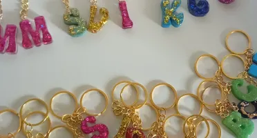 Kit 10 Chaveirinhos mini letras em resina com folha de ouro