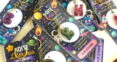 Kit 10 Chaveirinhos mini letras em resina com folha de ouro