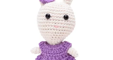 Coelha de vestido lilás em amigurumi