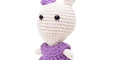 Coelha de vestido lilás em amigurumi