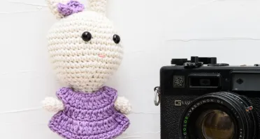Coelha de vestido lilás em amigurumi