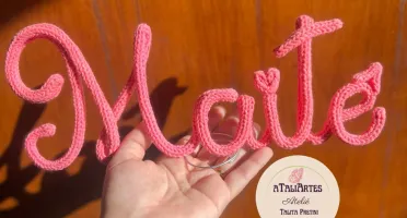 Nome Decorativo de Mesa em Tricotin