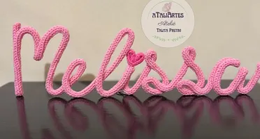 Nome Decorativo de Mesa em Tricotin