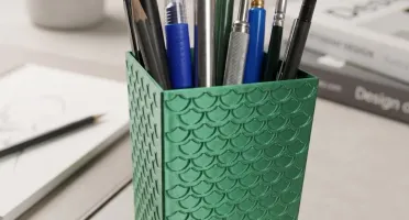 Porta-Canetas com Escamas em Baixo Relevo