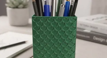 Porta-Canetas com Escamas em Baixo Relevo