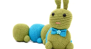 Centopéia colorida em amigurumi