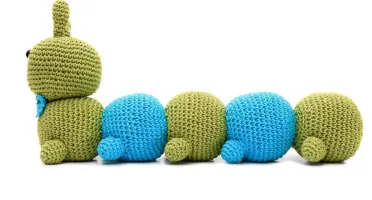 Centopéia colorida em amigurumi
