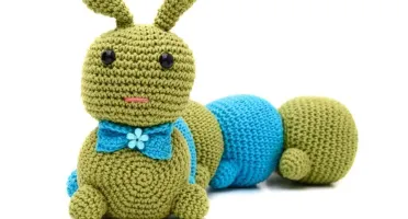 Centopéia colorida em amigurumi