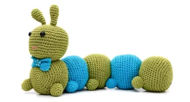 Centopéia colorida em amigurumi