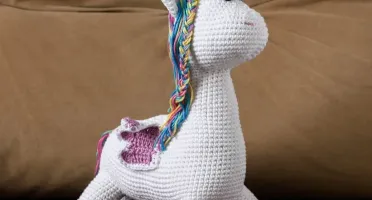 Unicórnio lilás em amigurumi