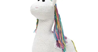 Unicórnio lilás em amigurumi