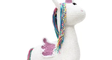 Unicórnio lilás em amigurumi