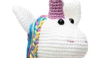 Unicórnio lilás em amigurumi