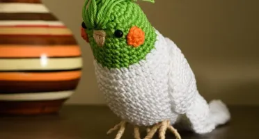 Calopsita verde em amigurumi