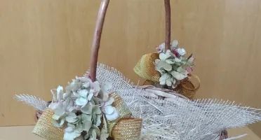 Cesta de vime decorada com laços e hortensias