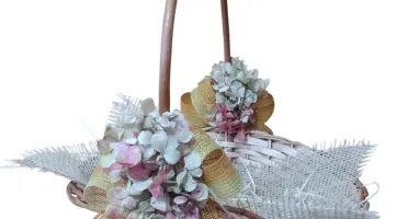 Cesta de vime decorada com laços e hortensias