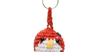 Chaveiro Mini Pinguim Vermelho em Amigurumi