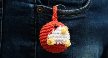 Chaveiro Mini Pinguim Vermelho em Amigurumi