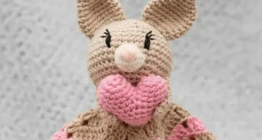 Naninha Coelho Rosa Coração Amigurumi
