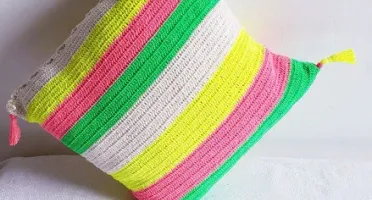 Capa de Almofada Dupla Face Listrada Neon em Crochê
