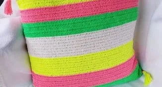 Capa de Almofada Dupla Face Listrada Neon em Crochê