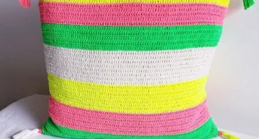 Capa de Almofada Dupla Face Listrada Neon em Crochê