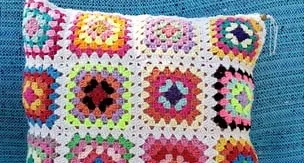 Capa de Almofada Multicolor em Crochê