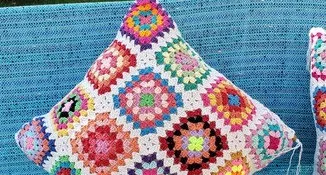 Capa de Almofada Multicolor em Crochê