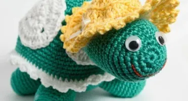 Tartaruga Vovó Verde escura em amigurumi