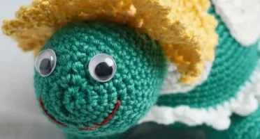 Tartaruga Vovó Verde escura em amigurumi