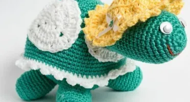 Tartaruga Vovó Verde escura em amigurumi