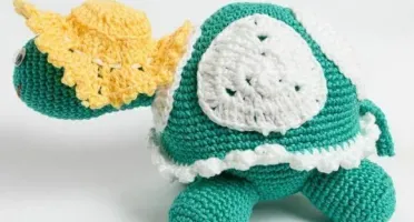 Tartaruga Vovó Verde escura em amigurumi