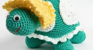 Tartaruga Vovó Verde escura em amigurumi