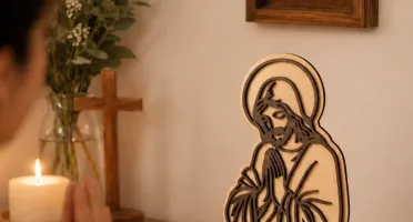Escultura Jesus Orando em MDF 21 x 14 cm