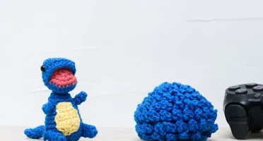 Ovo com filhote de dinossauro azul em amigurumi