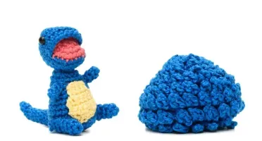 Ovo com filhote de dinossauro azul em amigurumi