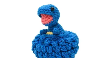 Ovo com filhote de dinossauro azul em amigurumi