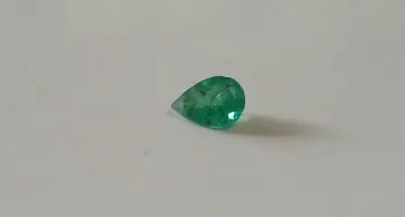 Esmeralda colombiana extra gota 0,85 ct