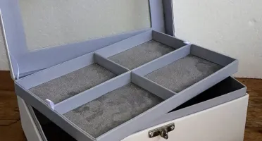 Porta-Joias Branco e Cinza de 5 Andares com Visor