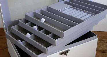 Porta-Joias Branco e Cinza de 5 Andares com Visor
