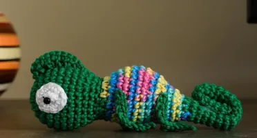 Camaleão verde escuro em Amigurumi