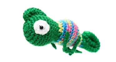 Camaleão verde escuro em Amigurumi