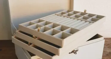 Maleta Branca e Bege para Joias de 4 Andares