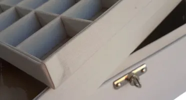 Maleta Branca e Bege para Joias de 4 Andares
